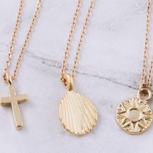 Dainty Brass Seashell Charm Necklace - Picture 3 of 3